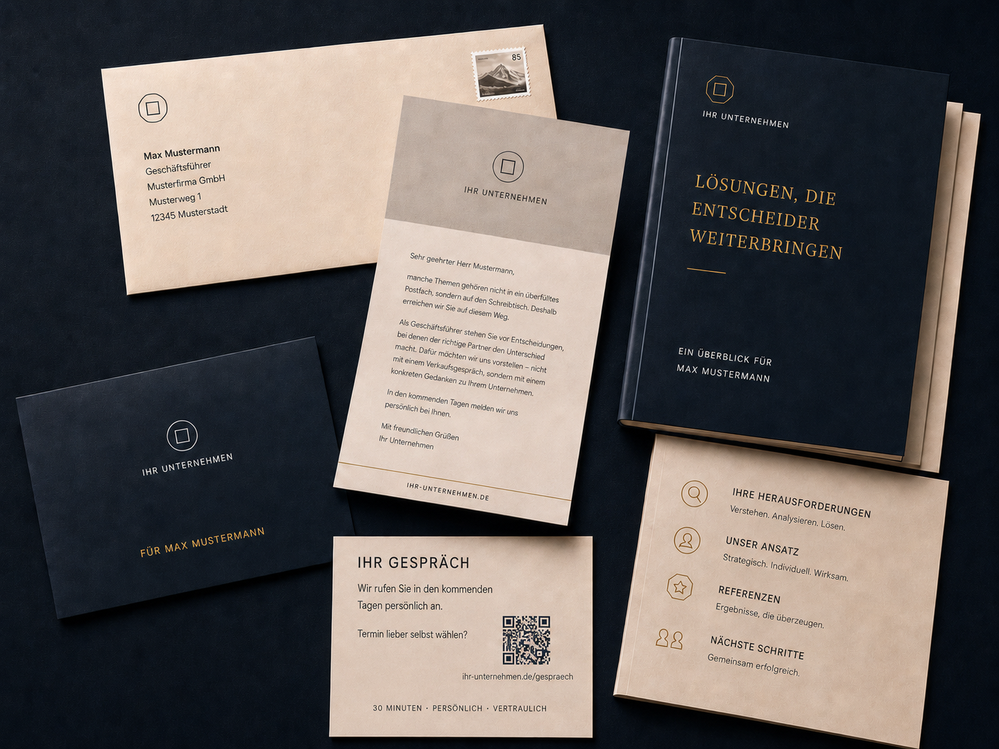 Hochwertige Brand-Präsentation auf dunklem Executive-Schreibtisch: monogrammierter Briefumschlag, Geschäftsdrucksachen, Karten, Dossier und goldene Akzente in warmem Seitenlicht
