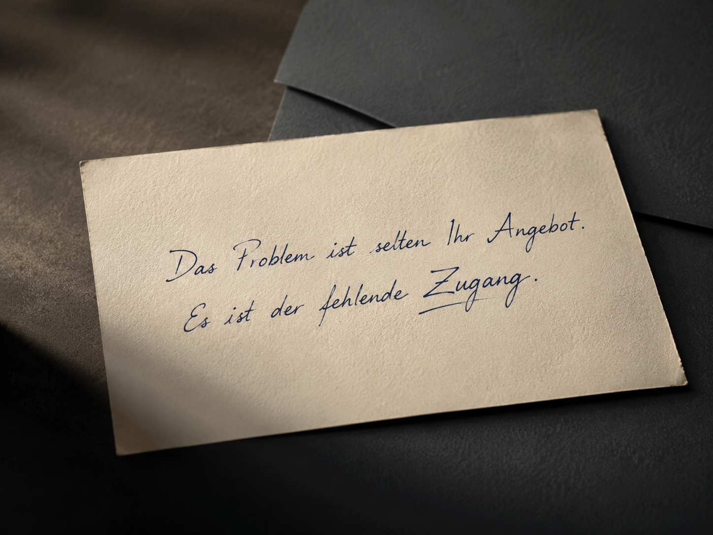 Handgeschriebene Notiz auf cremefarbenem Papier: „Das Problem ist selten Ihr Angebot. Es ist der fehlende Zugang.